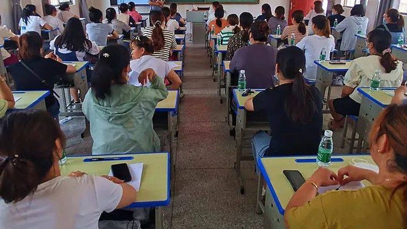 在选择建造师培训机构时，除了关注报名流程的便捷性，还应考察机构的资质与师资力量：