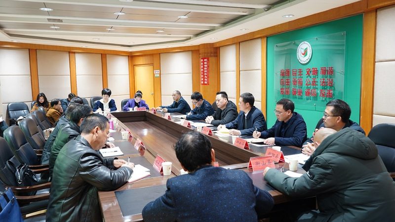 以下是一些适合少儿编程入门的实体教材推荐：